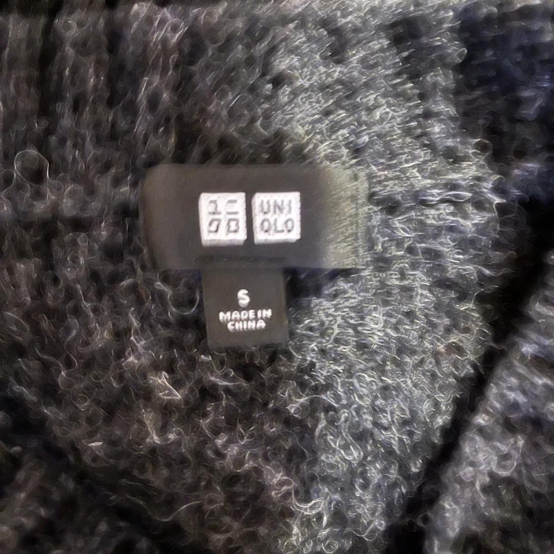 Mörkgrå stickad tröja från Uniqlo - 92