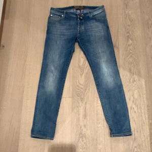 Jacob Cohen Jeans  - Sitter Slim och är jävligt bra kondition. Nypris på dessa är över 5600kr och jag säljer dom för endast 1299! de är bara att pruta på. 