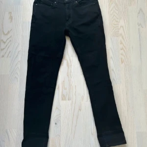 Svarta Jeans - Dressmann Jeans av modellen SLIM FIT| Storlek: 31/30 - Skicket på jeansen är Mycket bra utan defekter - skulle säga den är nästan Ny utan Prislapp! Använd max 5 gänger. - Mitt pris: 150 - nypris 699kr