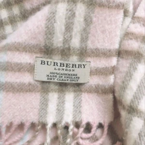 Burberry scarf - Jättefin scarf, nyskick. Kom privat för mer frågor o bilder. Inte äkta men ser verkligen äkta ut