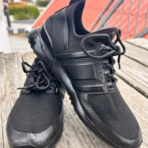 Svarta sneakers från Björn Borg! - Svarta sköna sneakers från Björn Borg i storlek 39. Dom är i nyskick. 