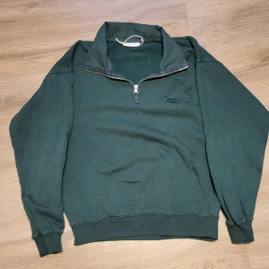 Half zip tröja från Vailent - Asfet half zip tröja från Vailent, logga på bröstet och passar perfekt till vintern🔥‼️