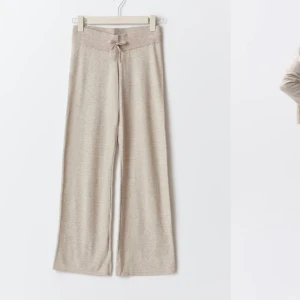 Beige mjukisbyxor med knytband - Säljer ett par bekväma beige mjukisbyxor med knytband i midjan. Byxorna har en loose passform och är perfekta för en avslappnad stil. De är tillverkade i ett mjukt material som ger en skön känsla. Aldrig använda då köpte en mindre storlek