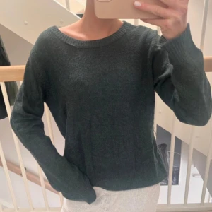 Mörkgrön stickad tröja - Finstickad tröja från vila i bra skick utöver defekten på sista bilden, inget som syns när man bär tröjan! 