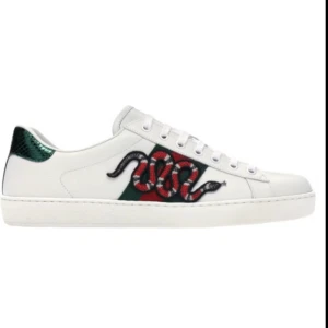 Gucci skor - Hej ! Söker någon av dessa Gucci skorna funkar också med annan design men något i denna struktur. Helst bra skicka men skriv bara i huvudtaget om du har några du kan sälja 😁