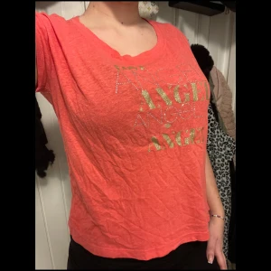 Victorias secret t-shirt - T-shirt med tryck från Victoria secret. Text där fram och vingar där bak. Säljer då den inte kommer till användning. Bra skick, köpt second hand. Det står storlek xs men jag skulle säga att den sitter som en M/L