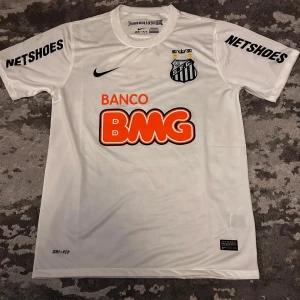 Santos 2013 Tröja - Hej! Jag säljer en Santos tröja frản 2012/2013 säsongen. Helt ny med tag. Säljer för 400. Skriv om frågor. Pris kan diskuteras vid snabb affar!