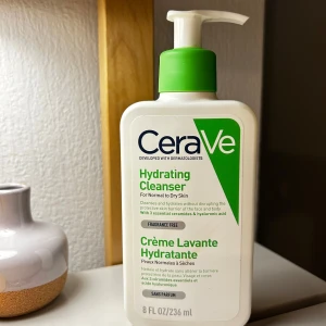 CeraVe Hydrating Cleanser - CeraVe Hydrating Cleanser för normal till torr hud. 236 ml men nu så mycket som till strecket i bild 2. Använd fåtal gånger förra året. Säljer därför billig men den är fräsch allmänt. 