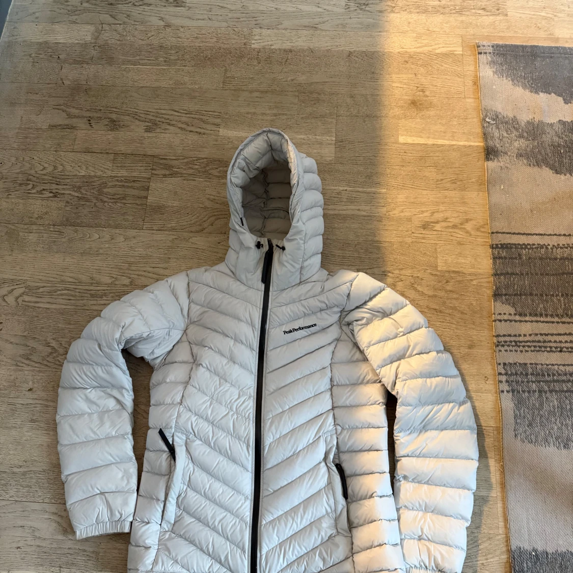 Vit dunjacka från Peak Performance 