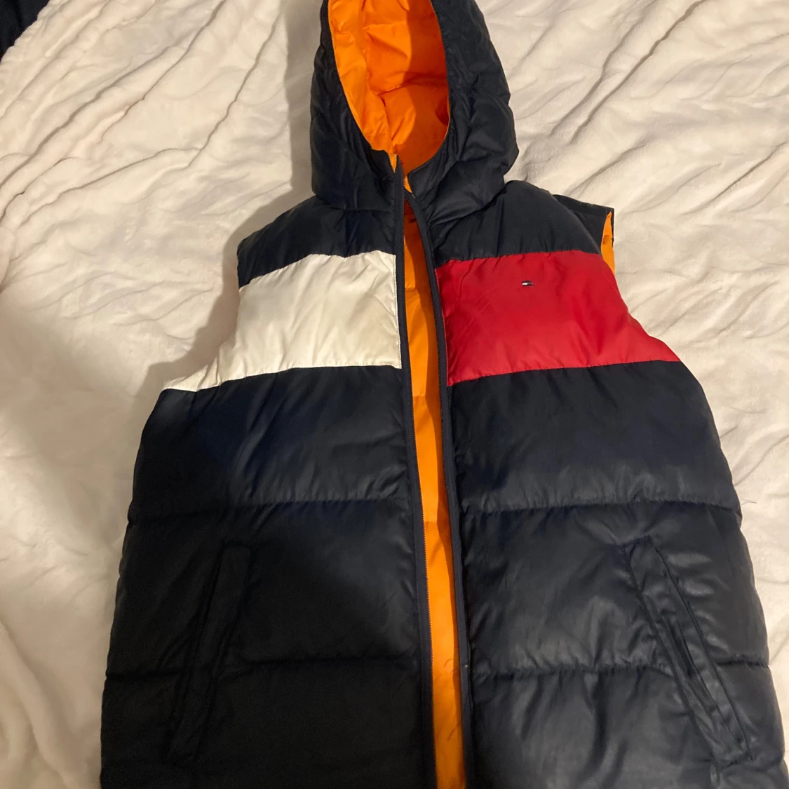 Flerfärgad dunväst med huva