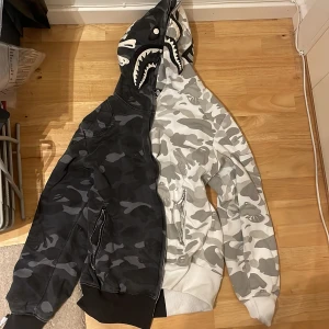 Bapehoodie - Svart och vit bape hoodie storlek S