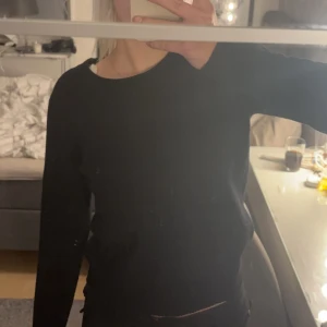 Svart tröja från VILA - Säljer en stilren svart tröja från VILA. Tröjan har en klassisk design med långa ärmar och rund halsringning. Perfekt för en minimalistisk look.