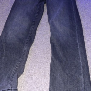 Grå jeans från Zara - Snygga grå jeans från Zara i storlek 164. Perfekta för en stilren look med en klassisk passform. De har en rak design och är tillverkade i ett bekvämt material.