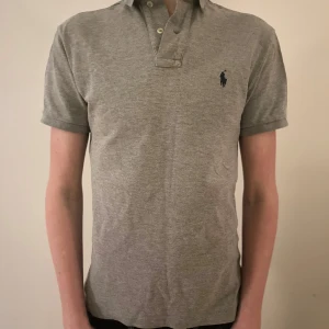 Polo ralph Lauren pike grå - Stilren ralph Lauren pike som funkar när som helst! Skick, 9/10!☺️ Den är för liten för mig och jag är 185cm lång så den passar för längden 170cm-180cm. För mer info eller bilder, vad som är det bara att skriva i dm! Pris kan diskuteras såklart och även sänkas vid snabb affär!!!😇😇