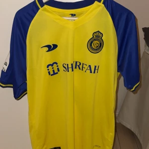 Ronaldo Al Nassr tröja - Säljer min Ronaldo tröja från hans första säsong i Al nassr (22/23 säsongen). Aldrig använt, och storleken är Medium men passar också L.