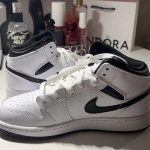 Nike Air Jordans i vitt och svart - Snygga Nike Air Jordans i vitt med svarta detaljer. Helt oanvända endast testade en gång!! Inget fel med dem säljer pga för stora för mig! Helt fräscha knappt rörda heller! Köpte för 1400kr! Pris kan diskuteras! 