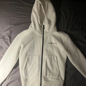 Sail racing zip hoodie - En vit sail racing hoodie med dragkedja, aldrig använt säljer på grund av att den inte passar mig, det märks verklig på kvaliten att den aldrig är använt eller tvättad. Hör av vid frågor, ny pris 999, mitt pris 500 (aldrig använd)