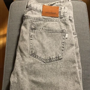 Gråa woodbird jeans - Hej säljer mina gråa woodbird jeans då dem har blivit för småa dem är stiliga och sköna men har en liten lagning som inte syns när man har byxorna på sig. Storlek W30 L30 kom med förslag om du funderar på något. Pris kan diskuteras.