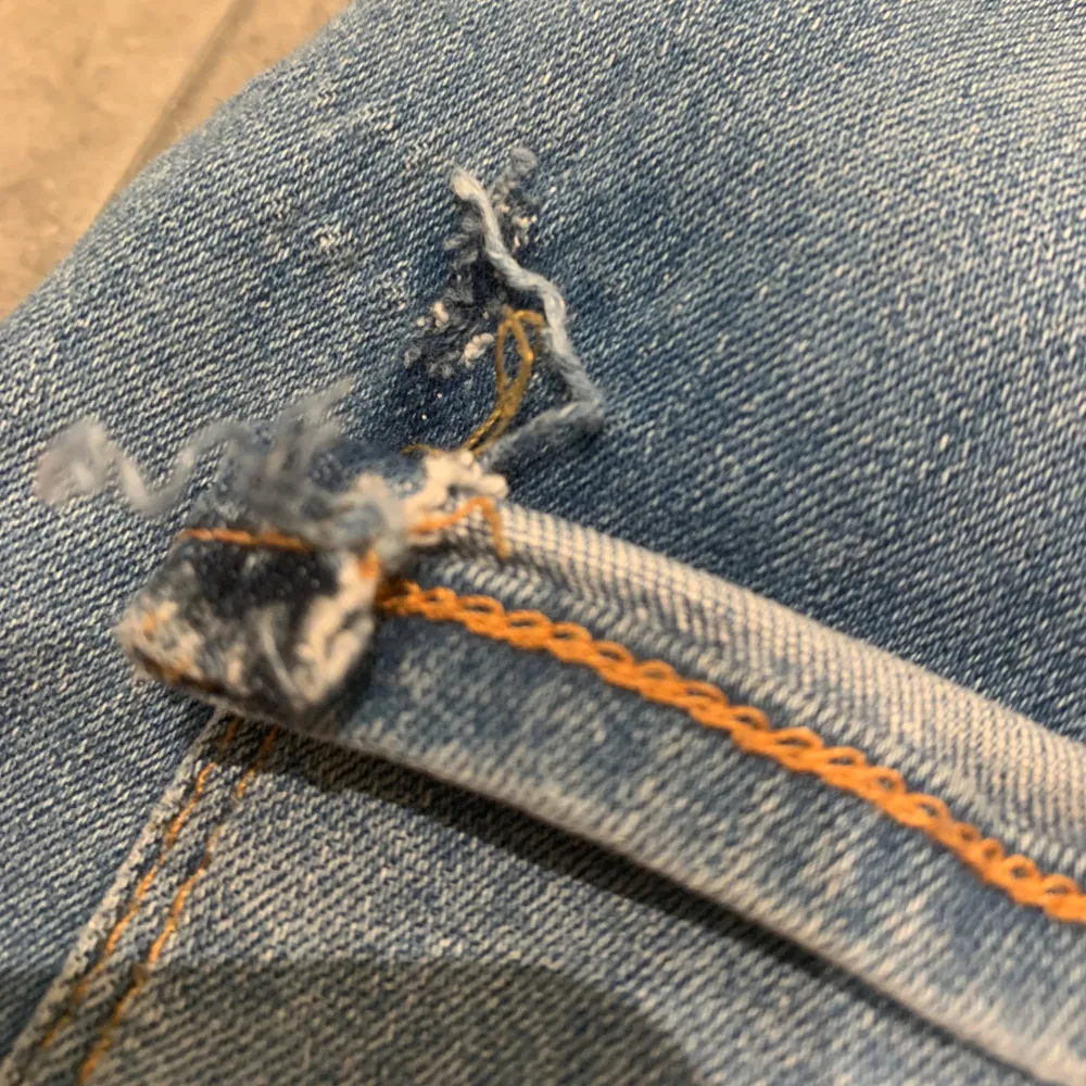 Välanvända jeans från Gina Tricot i storlek 38. Vänster bakficka sitter lite löst😅som syns på bilderna ovan. Utöver det skulle jag säga att de är i god skick. . Farkut & Housut.