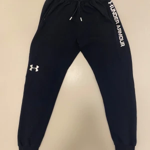 Under armour träningsbyxor  - Rikgit feta och sköna under armor träningsbyxor i väldigt bra skicka skulle säga 8,5/10 utan hål, fläckar eller liknade, de är storlek XL men passar L, skriv vid minsta fråga eller fundering🔥👍