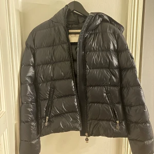 Monclear jacka (biron)  - Säljer nu min monclear jacka BIRON (ser exakt lika Dan ut som en MAYA) som jag köpte 2023 på NK i Göteborg för 18.000kr. Använd 2 ggr! Det finns inga defekter på den, helt nyskick! Den ser svart ut på bilderna, men den är en mörk marinblå färg.