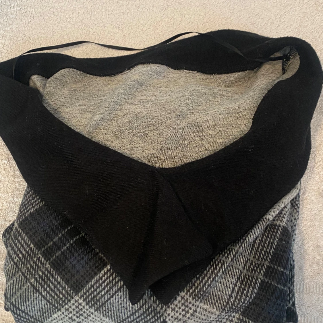 Svart och grå rutig klänning - 92