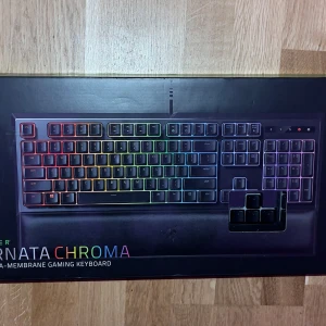 Razer Ornata Chroma keyboard säljes - Nu var det dags att sälja sonens gamla tangentbord. Tangentbordet är från Razer med väldigt starka LED färger som lyser starkt i massor av färger. Man kan även göra egna LED färger via razer synapse som du kan ladda ner på en data. Vid intresse skriv