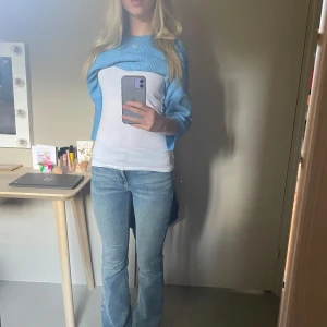 ljusblå lågmidjade jeans - superfina lågmidjade jeans från gina !!