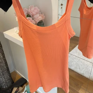 Topp - Helt oanvänd!!!!  Är alldeles för tajt för mig så kommer inte till användning💗💗