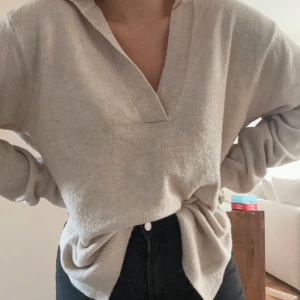 Beige tjocktröja - Säljer denna fina beiga tjocktröja. V-ringning. Varm & gosig. XS men funkar upp till M pga oversize. 