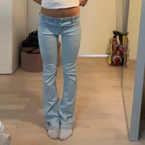 Lågmidjade bootcut jeans  - Lågmidjade bootcut jeans. Midjemått 36 cm, innerbenslängd 77 cm. Köp via köp nu❤️❤️
