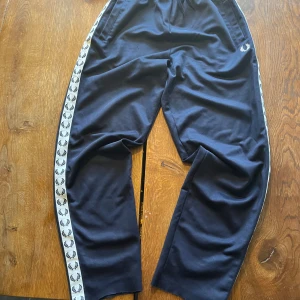 Fred perry byxor - Fred perry vct byxor. Byxorna har mudden längst ner bortklippt och ligger lite över skor. Säljer eftersom jag saknar överdelen :(