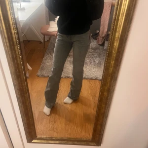 Grå jeans - Gråa jeans från Gina tricot. Modell Flare jeans i storlek 34 med medelhög midja