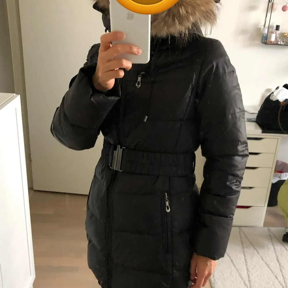 Hollies dunjacka stl 36 i längre modell. OBSERVERA: dragkejan saknar hänge, men går säkert enkelt att laga. Kan ej skicka perioden 24/10-1/11. Takit.