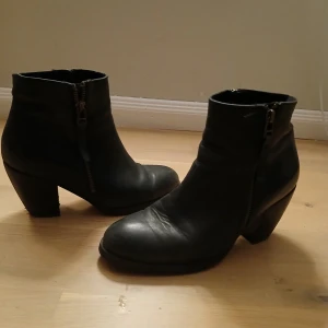 Skor - Svarta låga skor st 37