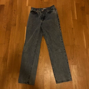 Blå jeans - Supersnygga högmidjade jeans från NAKD. Jag är 165 och de passar bra i längden.