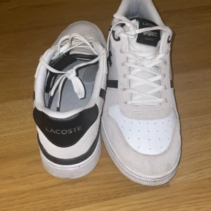 Lacoste skor - säljer mina lacoste skor som jag köpte för 3 månader sen när jag var i barcelona. Riktigt bra skick och nya bieffekter!
