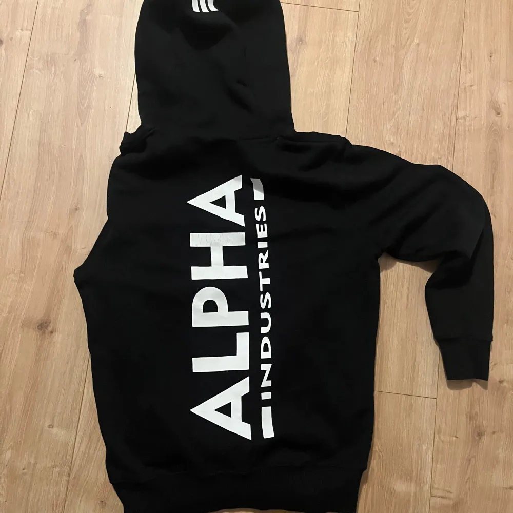 Alpha industries hoodie Knappt använd så i nyskick . Hoodies.