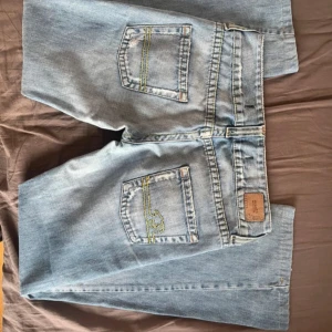 Sickonineteen - Jättesnygga lågmidjade jeans som jag köpt secondhand men tyvärr var aldeles för små så aldrig använda av mig💕Skriv till mig innan köp❤️