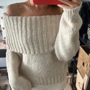 Off shoulder gina sweater 🤍 - Selling this gorgeous off shoulder top from gina tricot as I’ve never used it before. Dm me for more info or pictures I’m from denmark the payment Will be over vinted  🤍