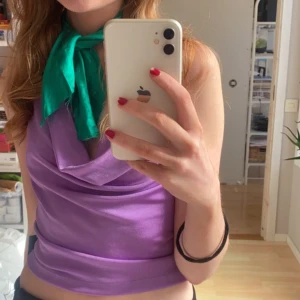 Halloween Daphne - Säljer scarfen och tröjan, perfekt om man vill klä ut sig till daphne från scoobydoo!