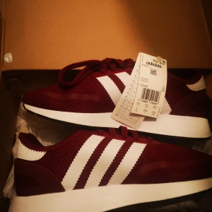 Adidas sneakers - Aldrig använda, köpta på jd sports