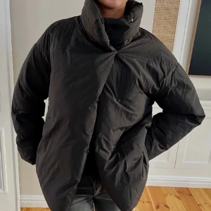 Trendig mangojacka  - Säljer denna trendiga dunjacka som sitter så snygg oversized. Med unika sidoknappar!! Priset går att diskutera😉första bilden är lånad 