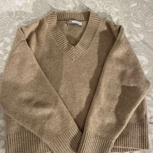 Fin Zara stickad tröja!🍂🍁 S - Säljer den då den aldrig kom till användning🎀 Jätte fin och perfekt nu inför denna vädret! Jätte bra kvalitet och värmer bra🍂🍁 Kan se ut som en annan plan jag la ut, men de är inte samma!🙌🏼🙌🏼 Pris går att diskutera, fler bilder? skriv till mig!👇❤️🤗