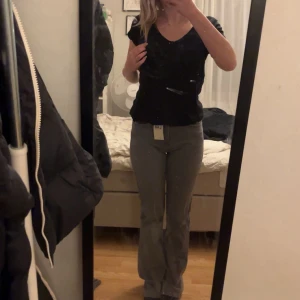 Grå jeans  - Fina gråa bootcut högmidjade jeans, aldrig använda med prislapp! Storlek 170 men passar XS-S💗