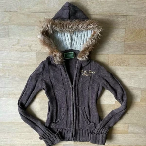 Brun vintage zipup hoodie med päls - Fraktar elr möts upp! Storlek xs-s, spegeln är smutsig inte tröjan!