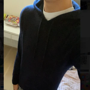 Kashmir hoodie  - Kashmir hoodie från carmes! Skit bra skick. Har kvar box och allt sånt och tvättats en gång med handtvätt. Passar mig bra som är 176