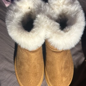 Bruna uggs - Bruna uggs, jätte skön material inuti och oanvända🧡storlek 38