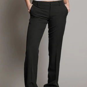 Kostymbyxor - Det är lågmidjade kostymbyxor från bik bok som jag aldrig använt för dom är för långa, jag är 163