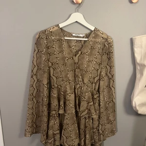 Ormskinn klänning - Super fin klänning från NA-KD som aldrig använts🩷🩵